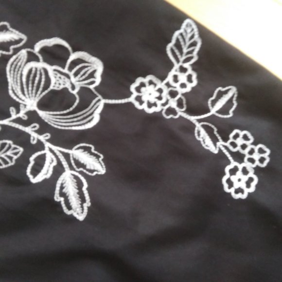 Covington Misses skirt white embroidery on black - Picture 3 of 14